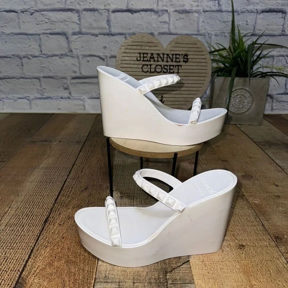 Carmen Sol Tonino mid wedge jelly
Rubber Studded Accents Sandals
Women's Size 7